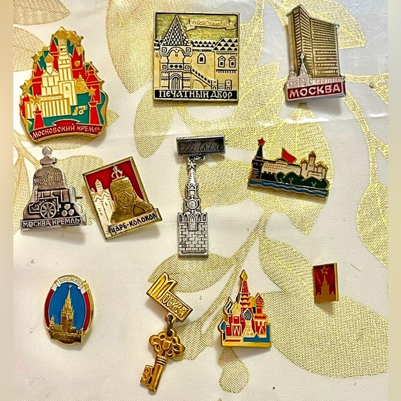 VTG Set / Lot Of 11 Soviet Pins Badges Moscow TSAR BELL Kremlin USSR - Picture 1 of 4